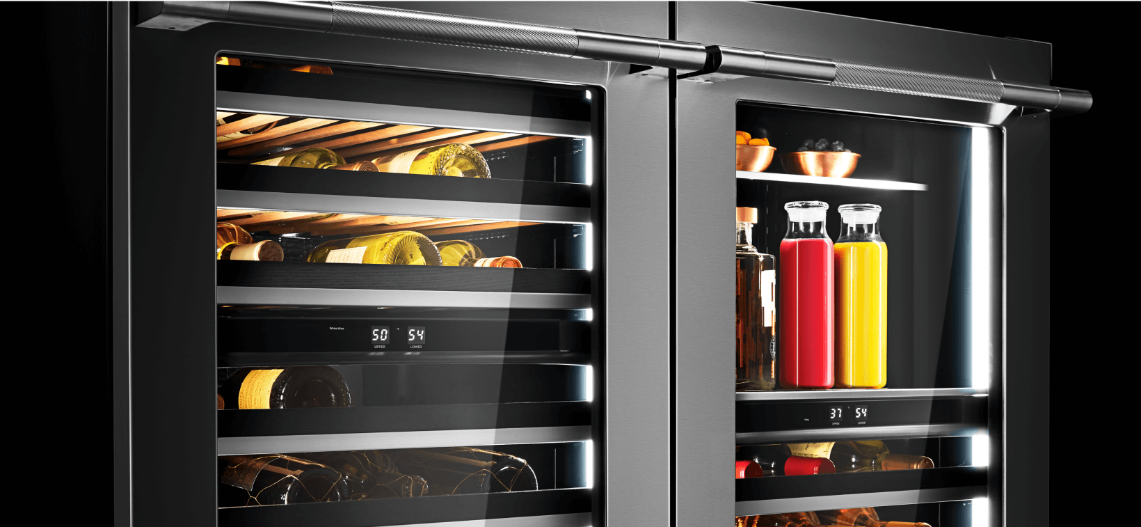 Un réfrigérateur sous-comptoir JennAir contenant des bouteilles de vin et de champagne, des bols de petits fruits et des pichets de jus.  Un réfrigérateur sous-comptoir JennAir contenant des bouteilles de vin et de champagne, des bols de petits fruits et des pichets de jus.